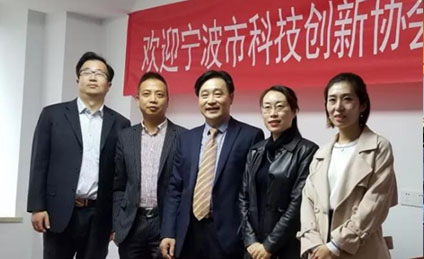 栽下梧桐樹，引得鳳凰來